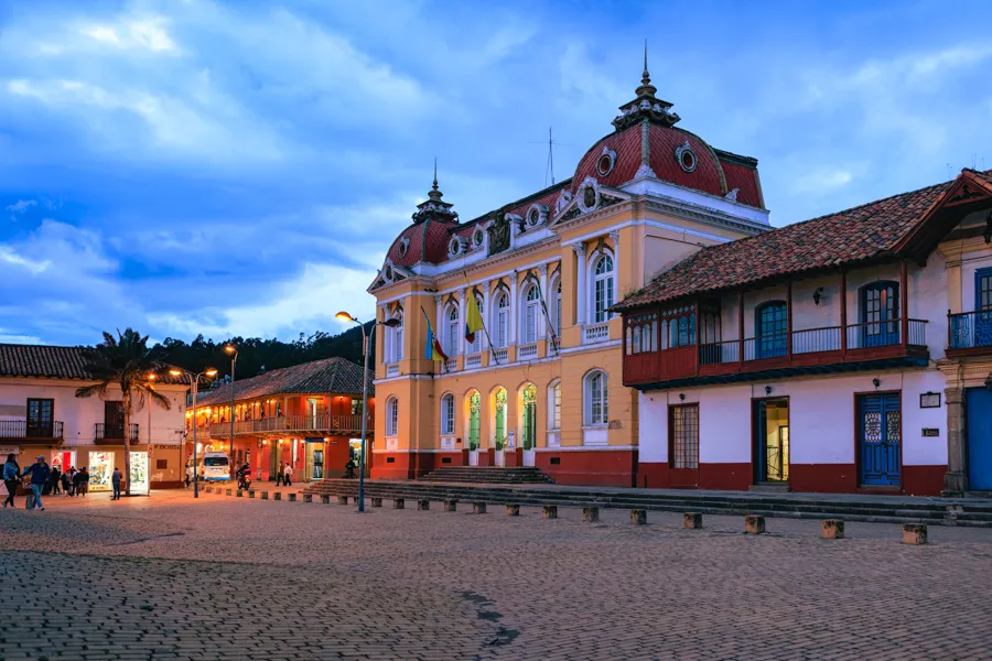 La Plaza Mayor de Zipaquirá al atardecer, Colombia