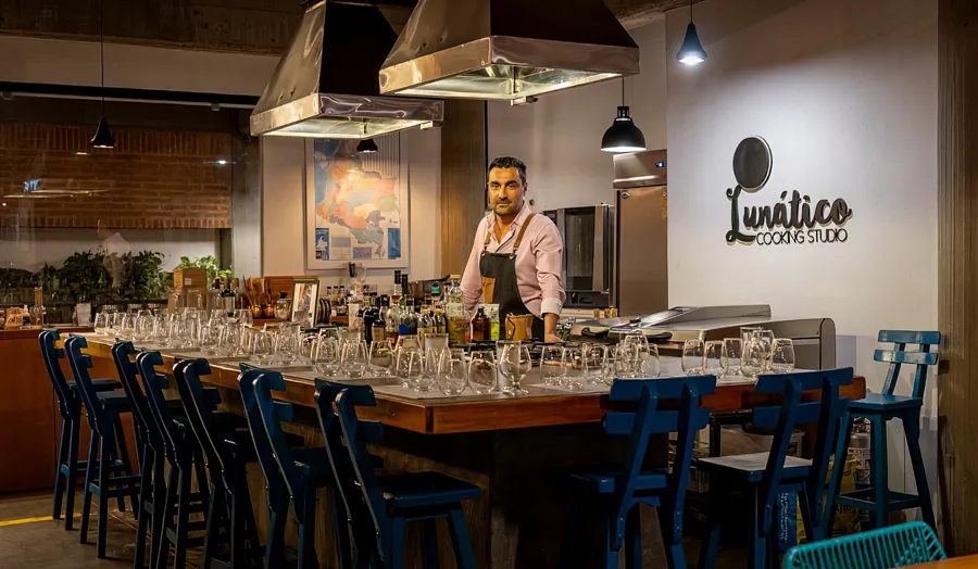 Una sesión de degustación guiada por un Rummelier experto en Cartagena, Colombia