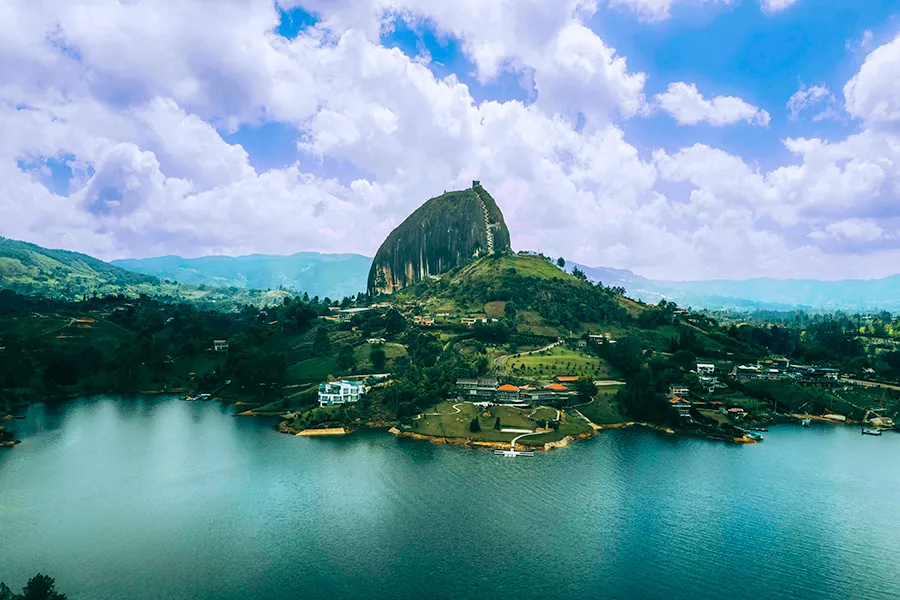 Suba El Peñol y explore Guatapé: excursión de un día desde Medellín