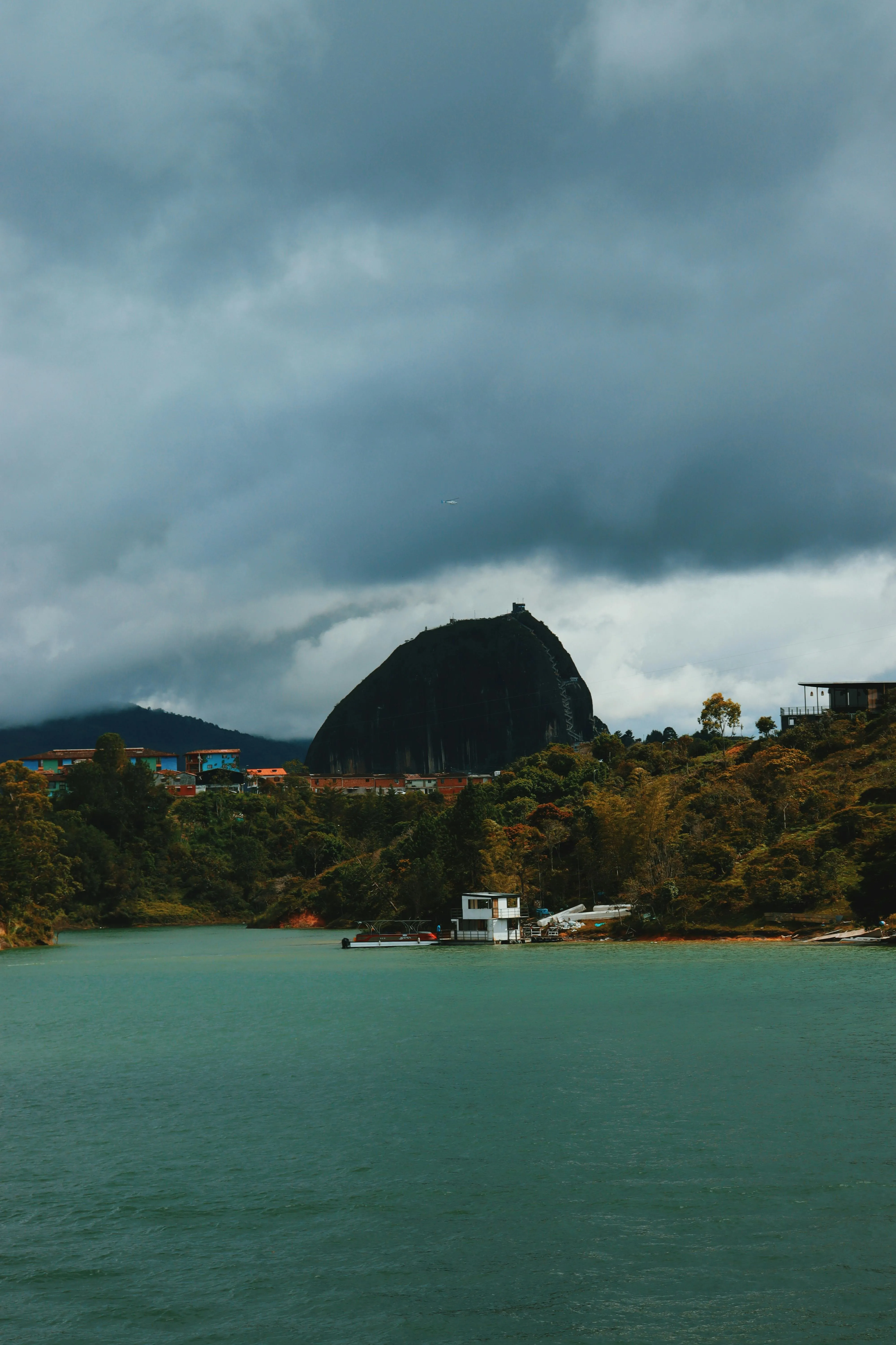 El embalse de Guatapé y las colinas circundantes desde lo alto, Colombia