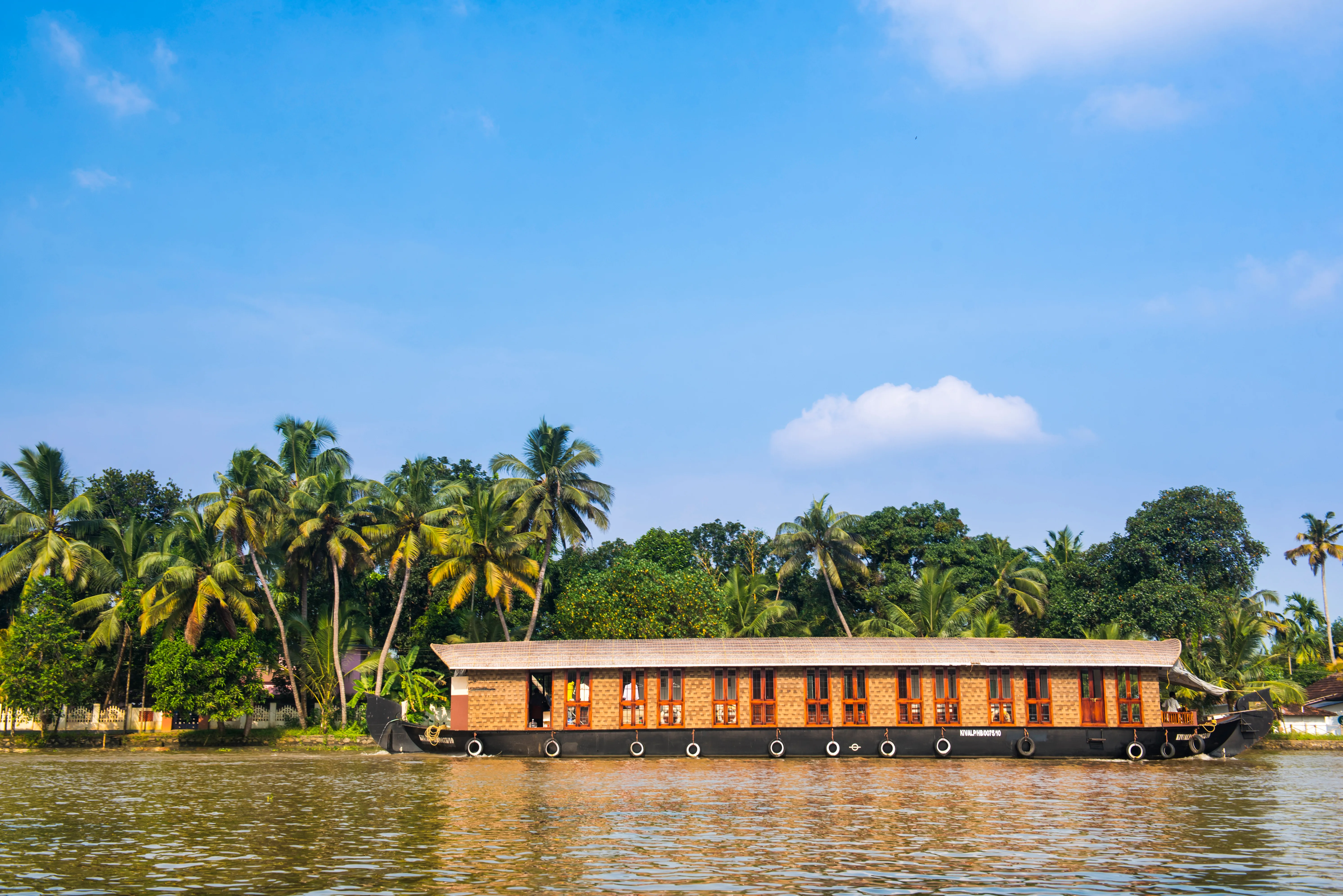 Una casa flotante deslizándose por los remansos de Kerala cerca de Alleppey, India