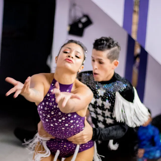 Bailarines de la academia Unión Latina en el barrio Manrique de Medellín