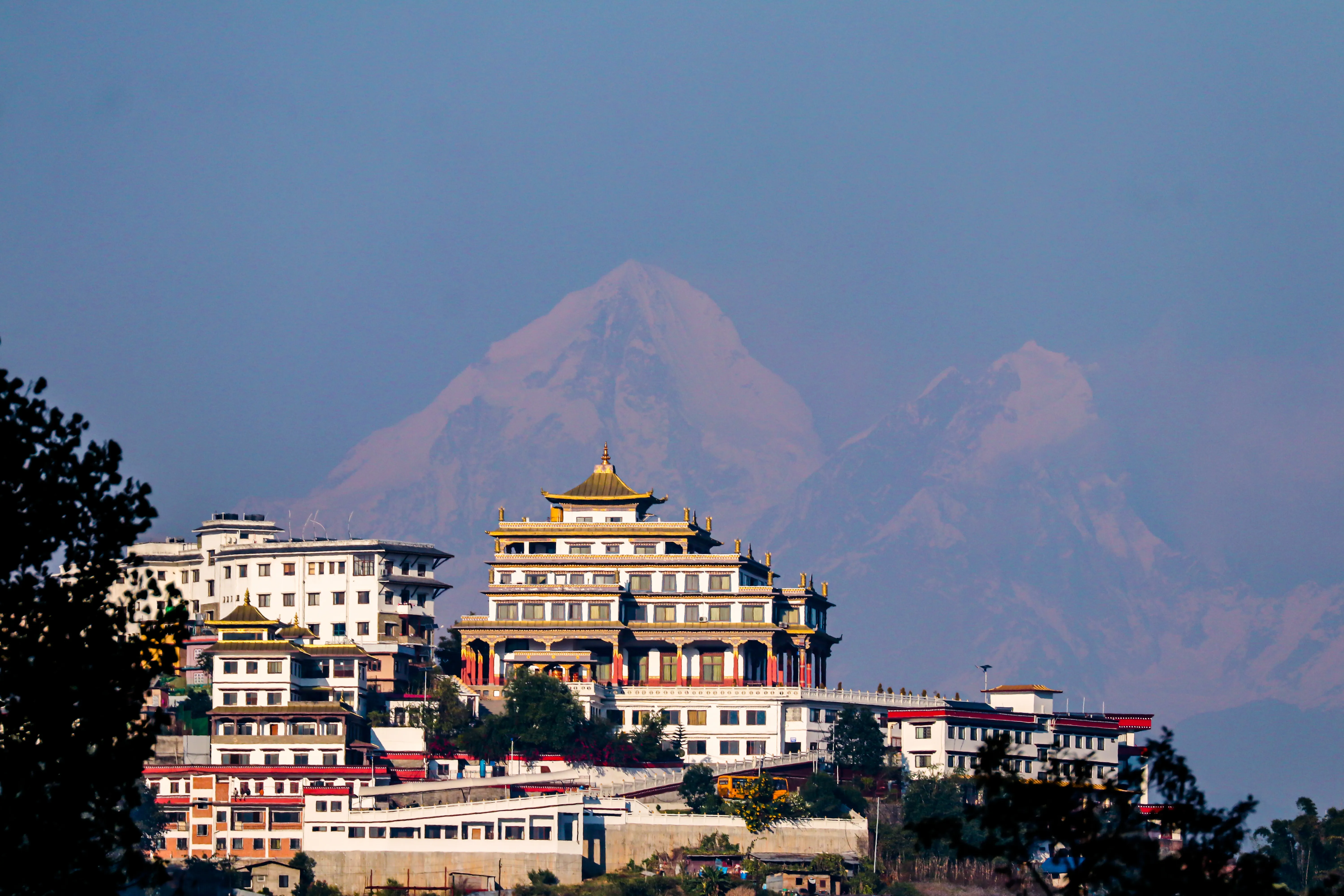 Monasterio Thrangu Tashi Yangtse en Namo Buddha con las cumbres del Himalaya a lo lejos, Nepal