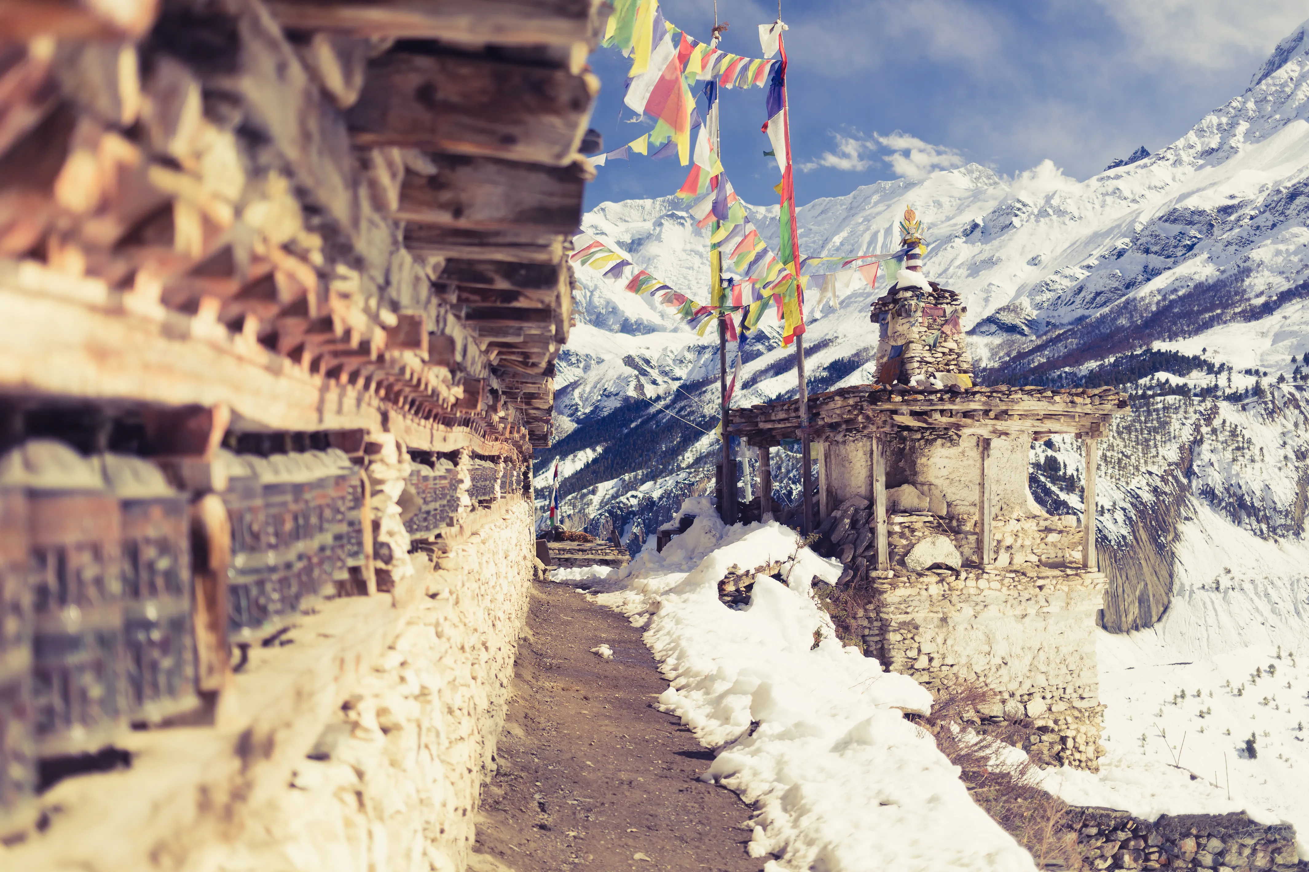 Ruedas de oración en un pueblo del circuito del Annapurna, Nepal
