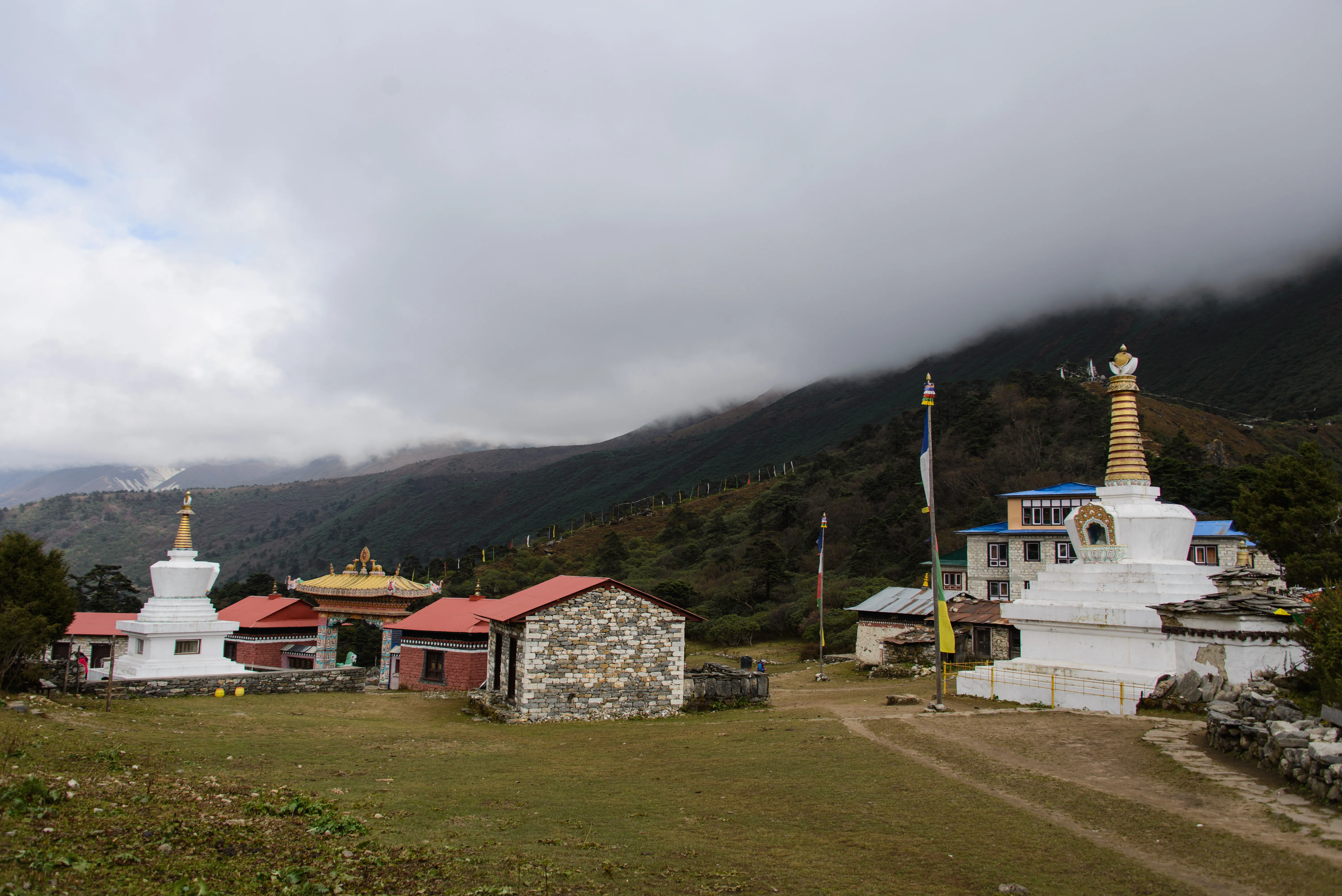 Trekkers en un sendero del Himalaya de Nepal