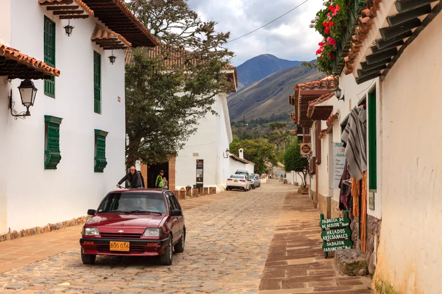 Una calle empedrada en Villa de Leyva, Colombia