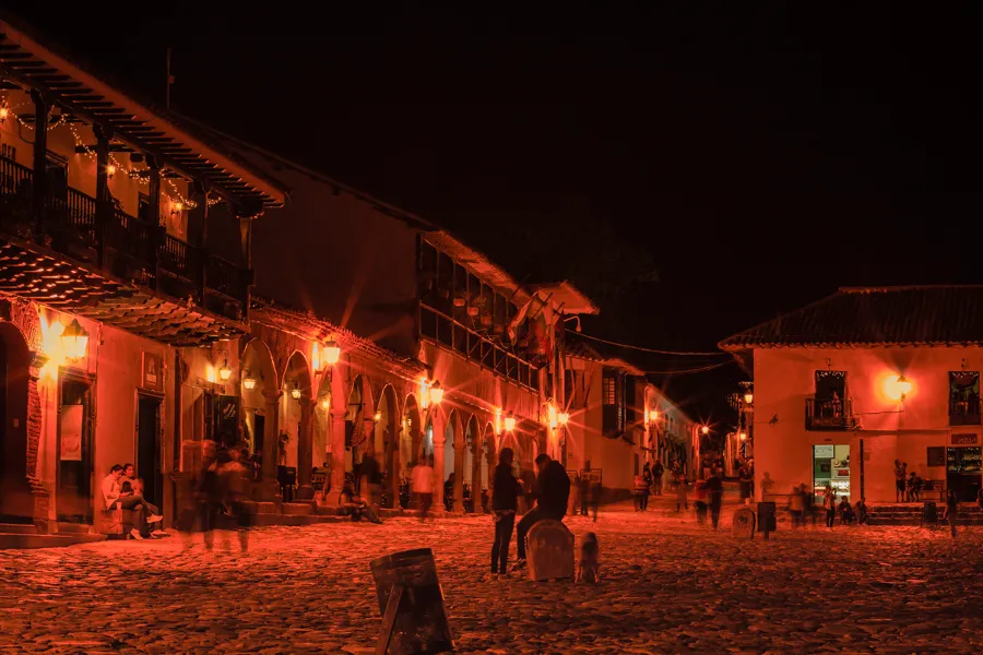 Un rincón de la Plaza Mayor de noche en Villa de Leyva, Colombia